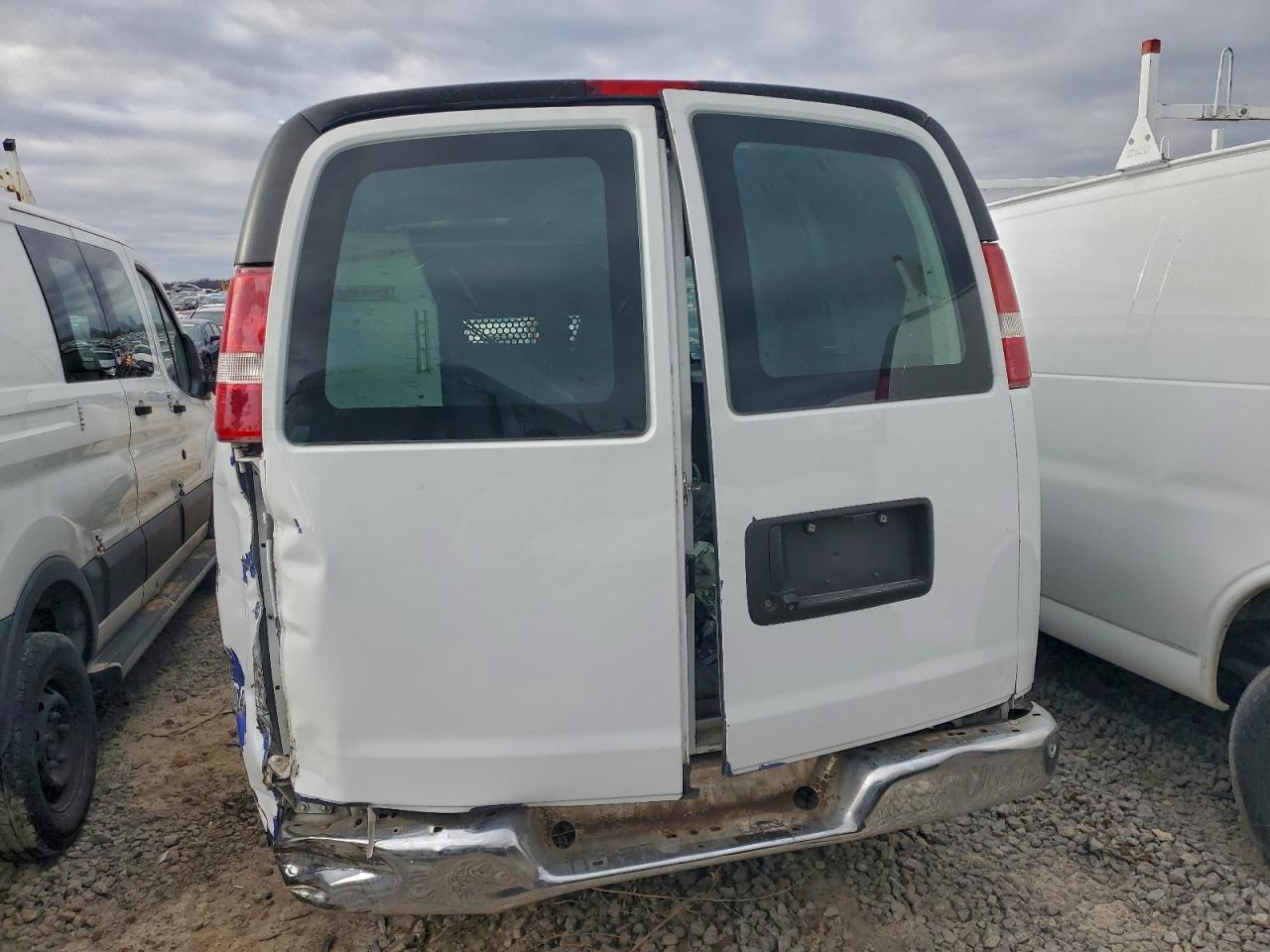 Chev Express Image 2