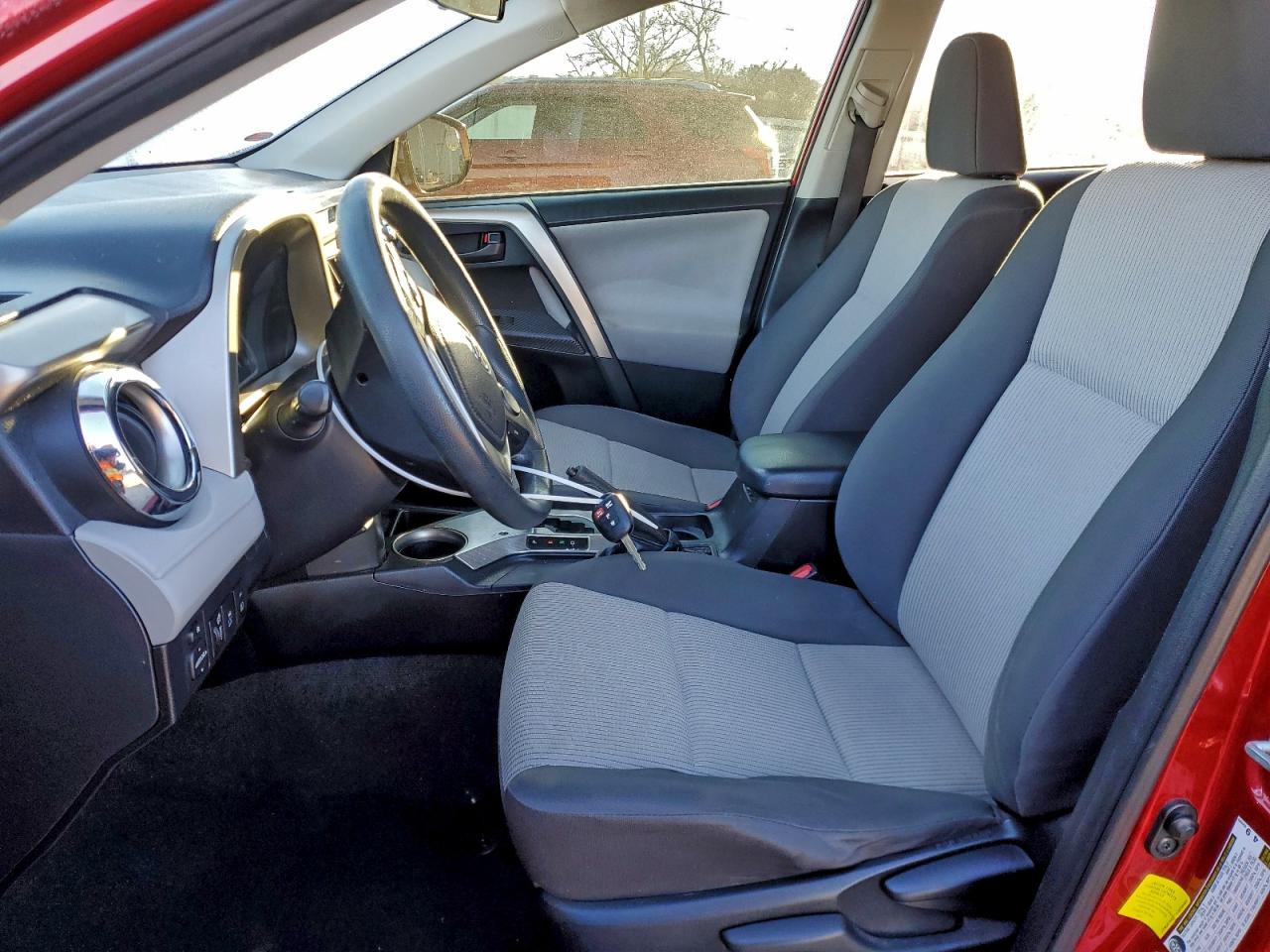 Toyota RAV4 Le Image 8