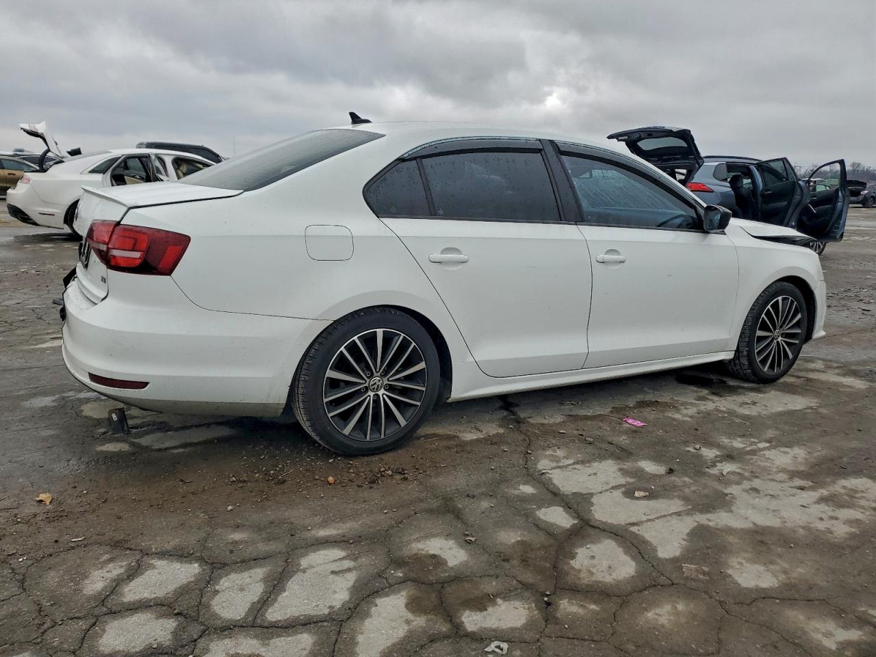 Volkswagen Jetta Sport Image 12