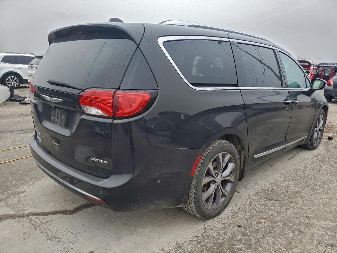 Chrysler Pacifica Limited Image 7