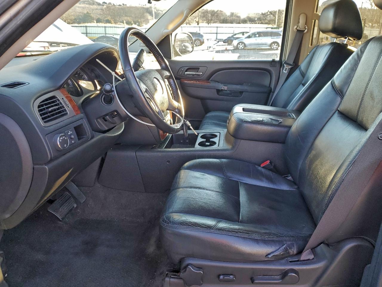 Chevrolet Suburban C1500 Lt Image 6