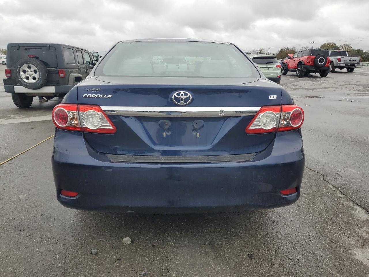 Toyota Corolla Base Image 9