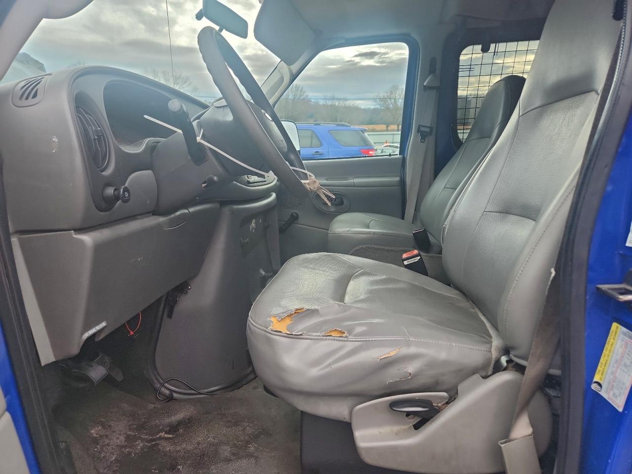 Ford Econoline E250 Van Image 3