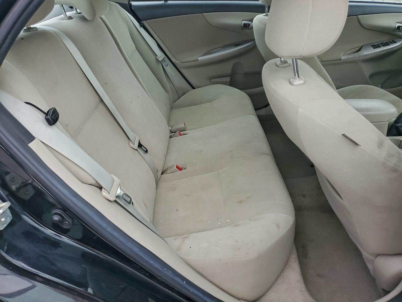 Toyota Corolla Base Image 12