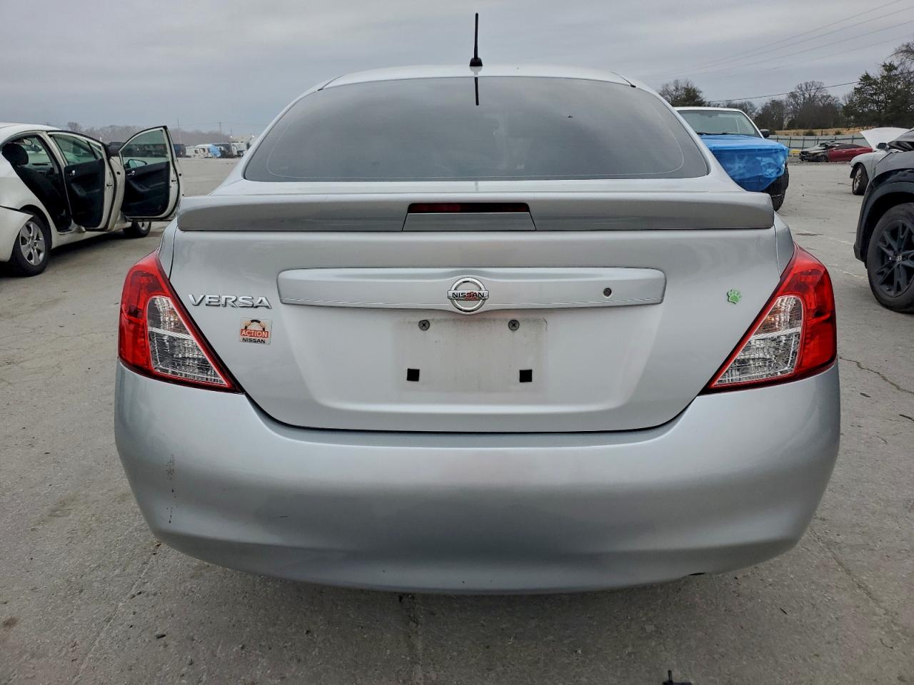 Nissan Versa S Image 6