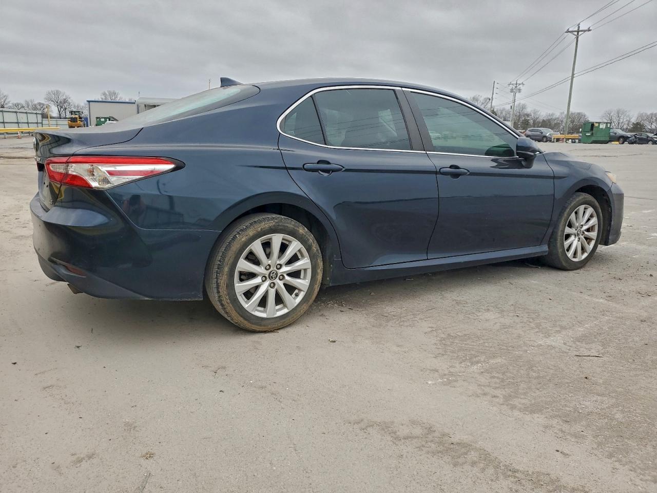 Toyota Camry L Image 5
