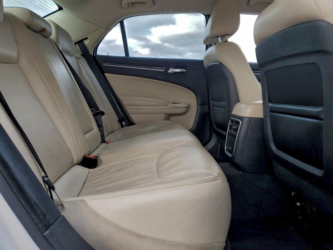 Chrysler 300 Limited Image 11