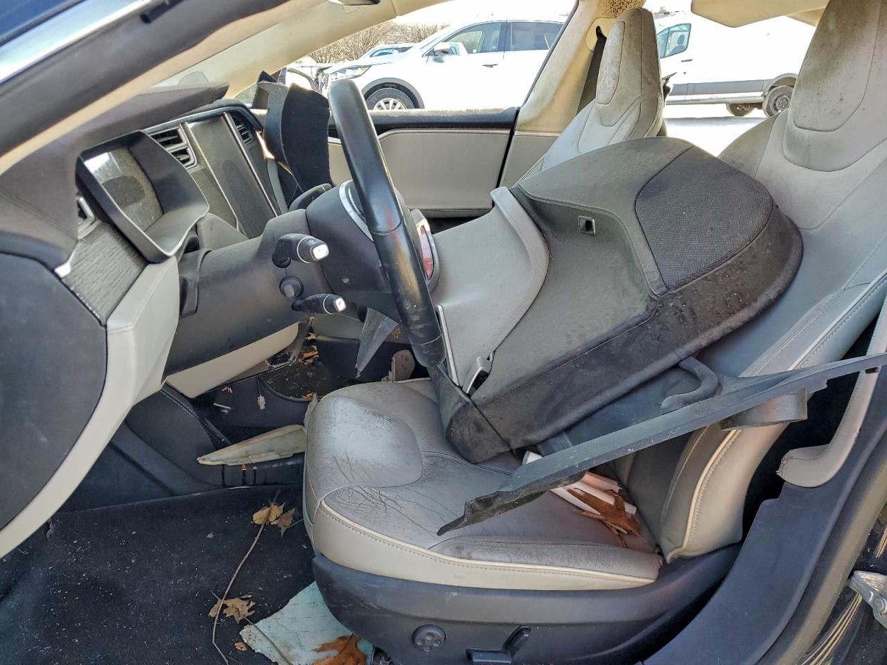 Tesla Model S Image 8