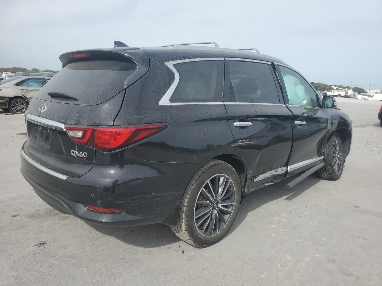 INFINITI Qx Luxe Image 2