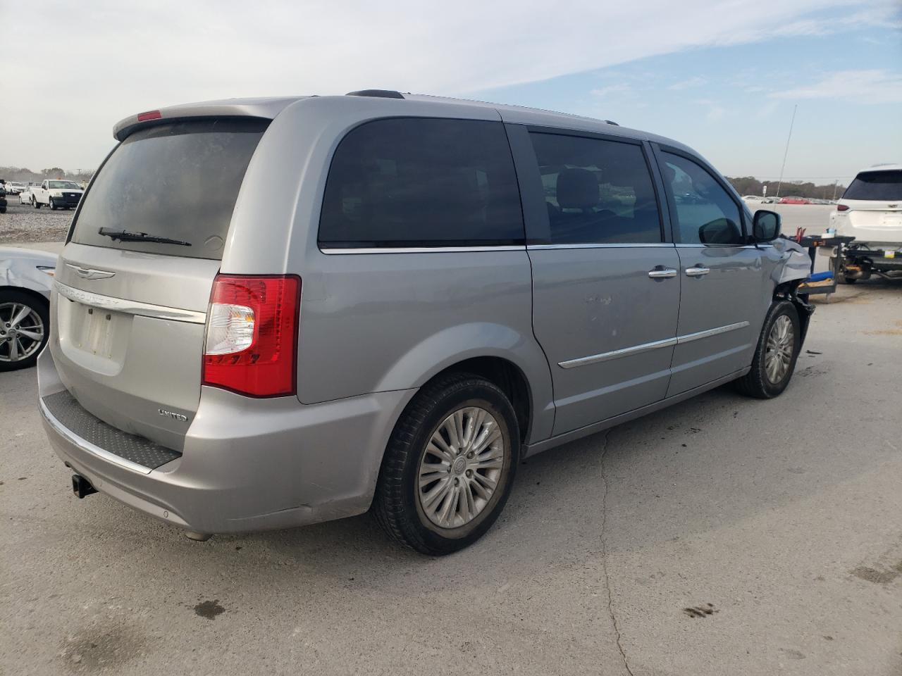 Chrysler Minivan Limited Image 6