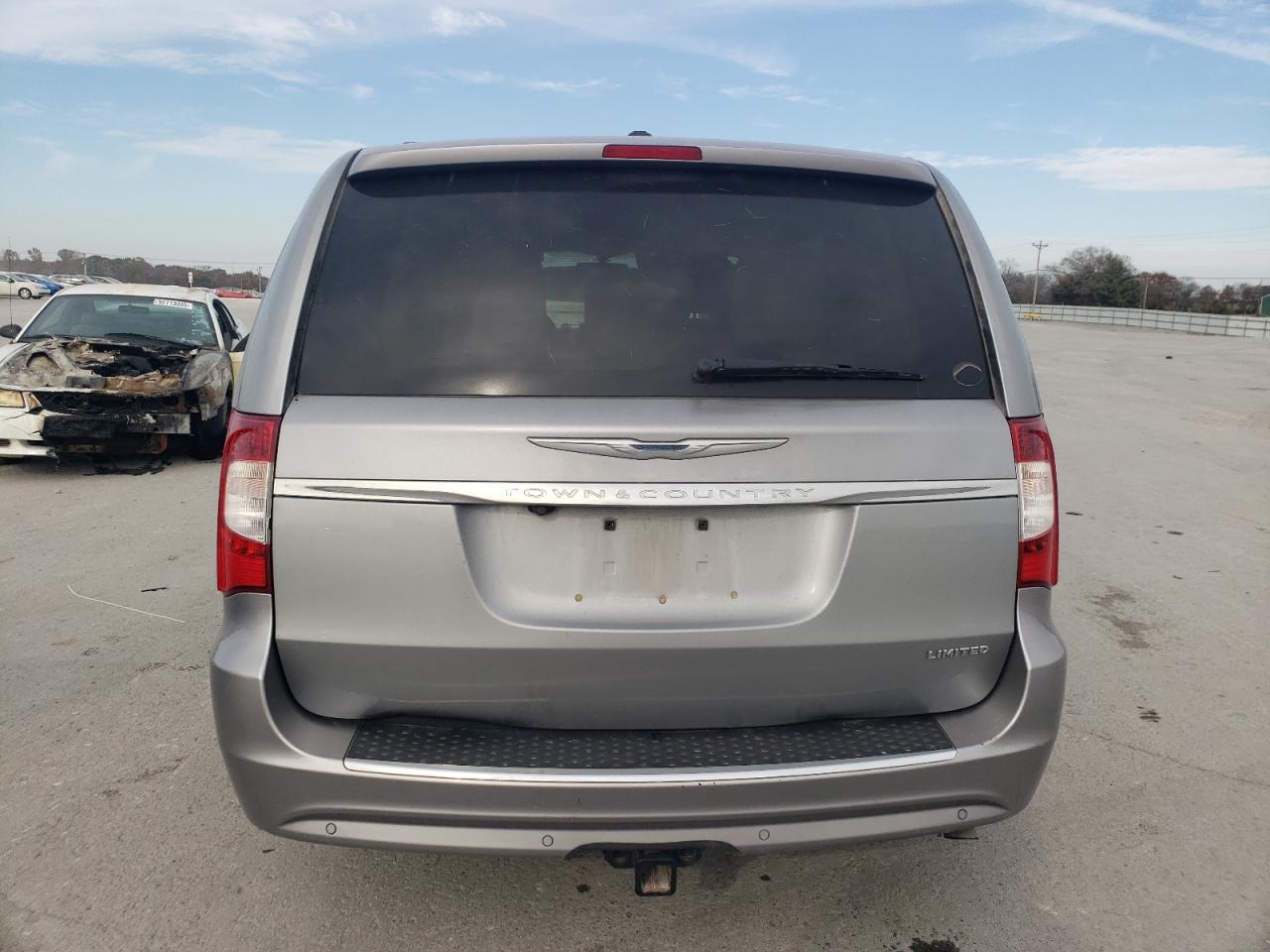 Chrysler Minivan Limited Image 3