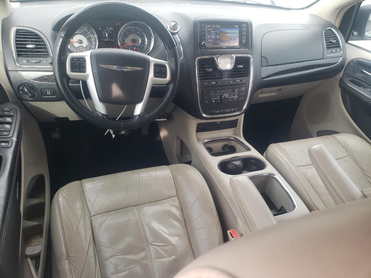 Chrysler Minivan Limited Image 11