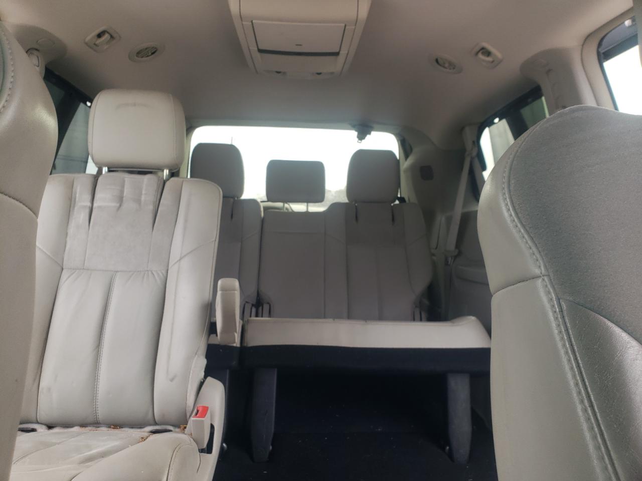 Chrysler Minivan Limited Image 7