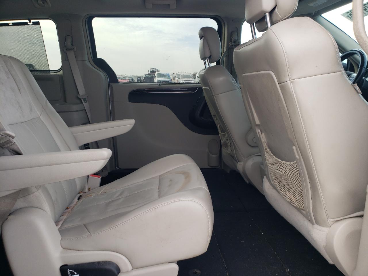 Chrysler Minivan Limited Image 8