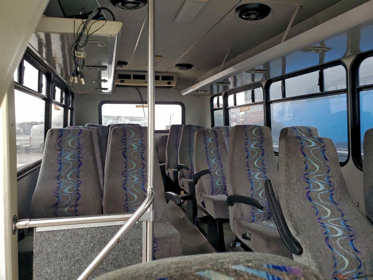 Ford Econoline 450 E450 Super Duty Cutaway Van Image 8