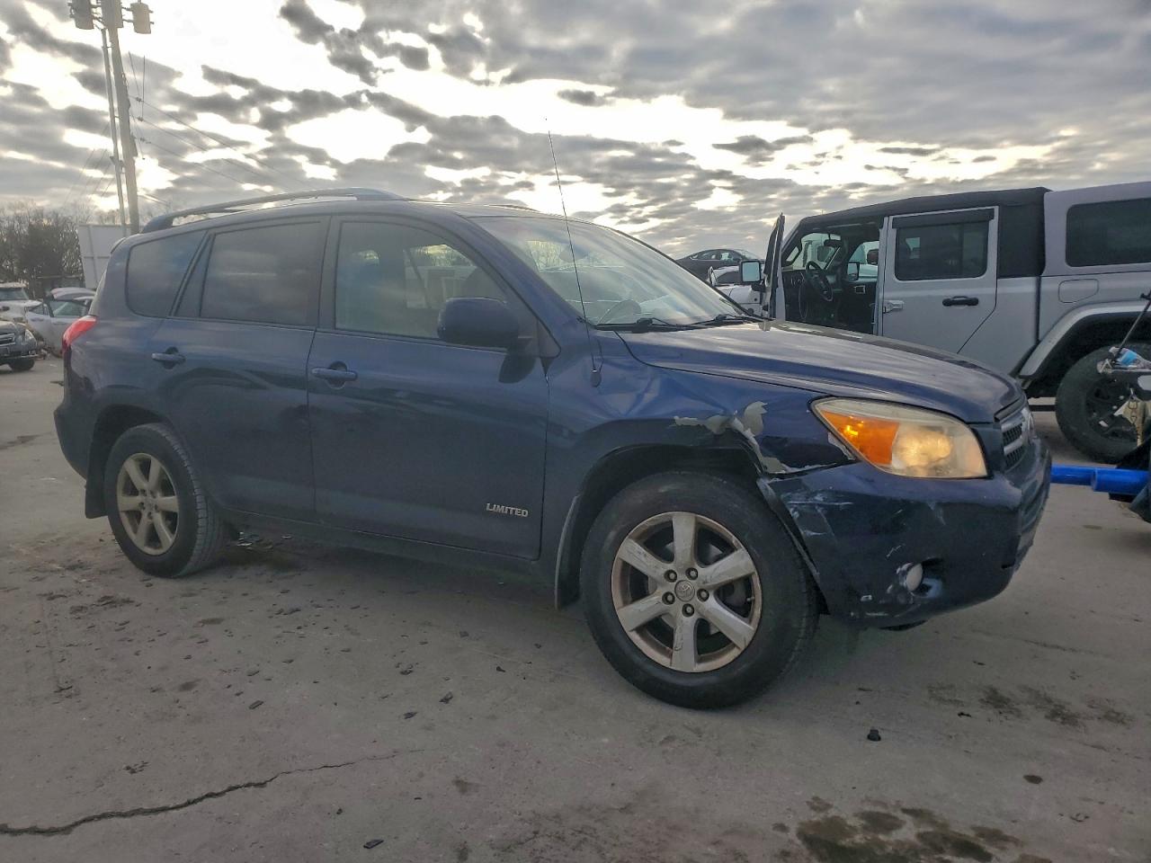 Toyota RAV4 Limited Image 11