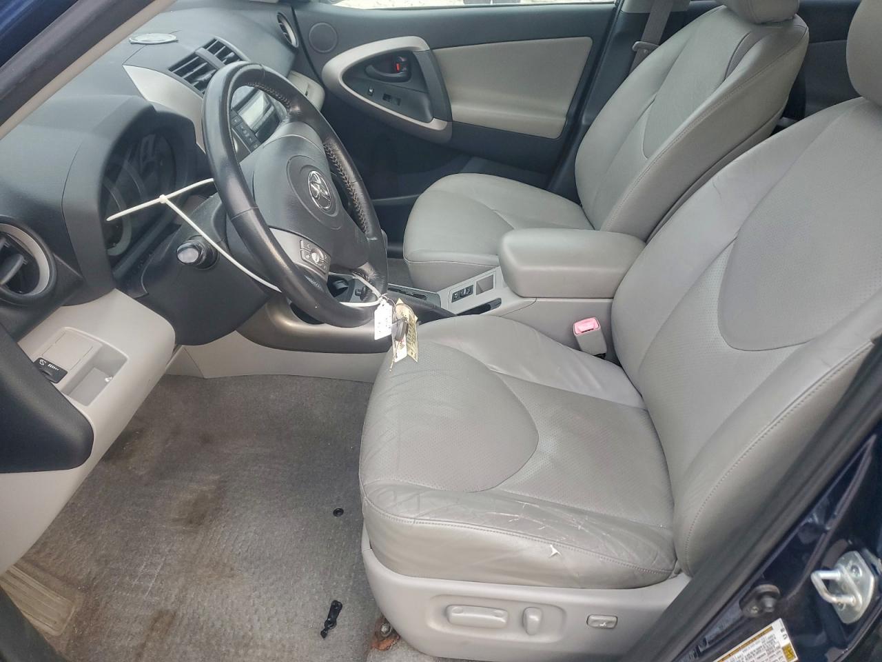 Toyota RAV4 Limited Image 3