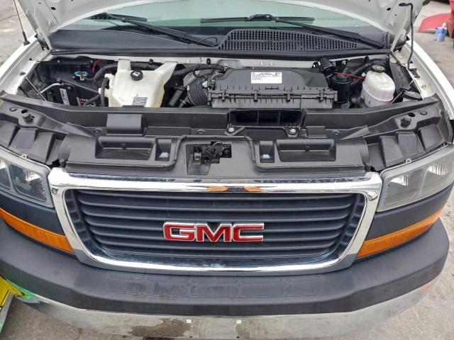 GMC Savana G2500 Image 13