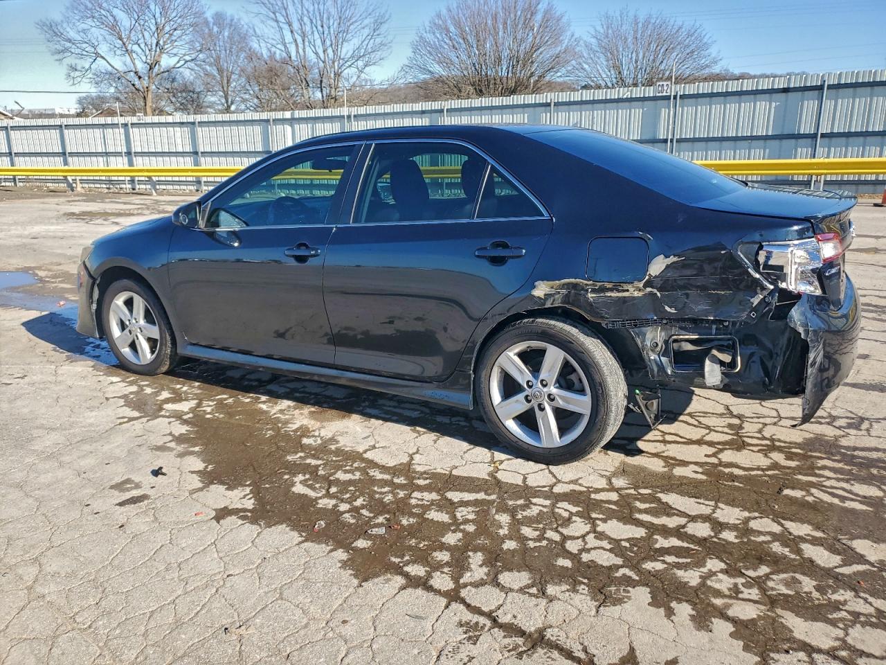 Toyota Camry L Image 4