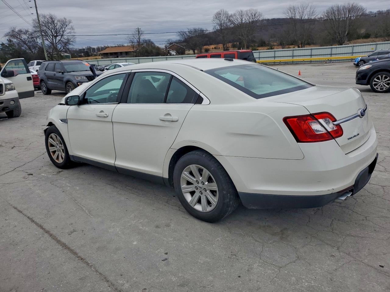 Ford Taurus Se Image 11