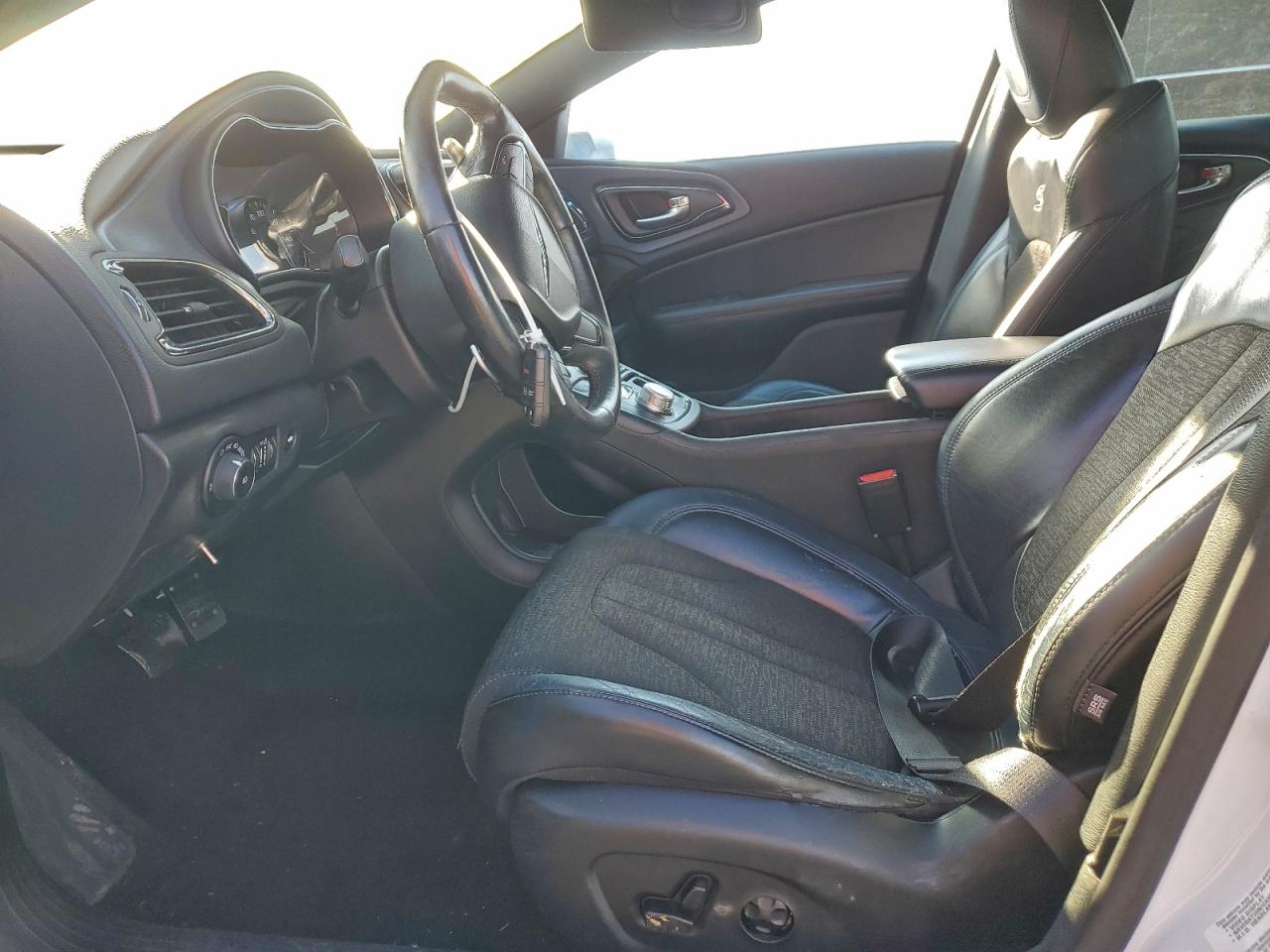 Chrysler 200 S Image 9