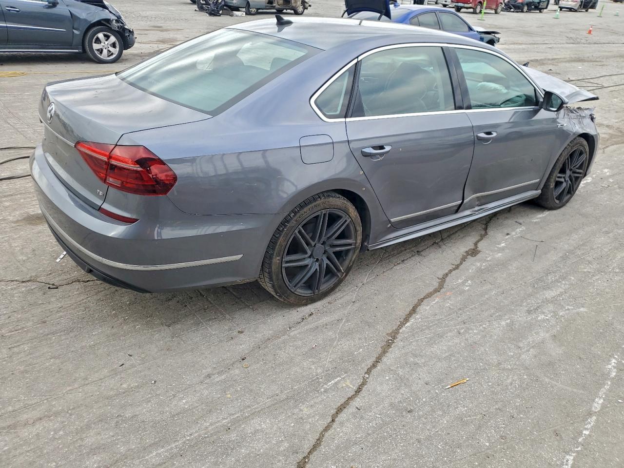 Volkswagen Passat R-line Image 6