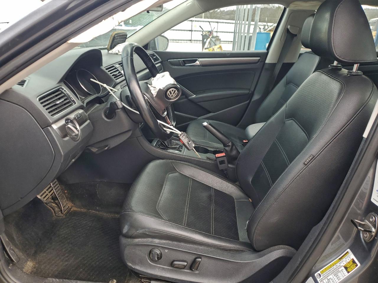 Volkswagen Passat R-line Image 8