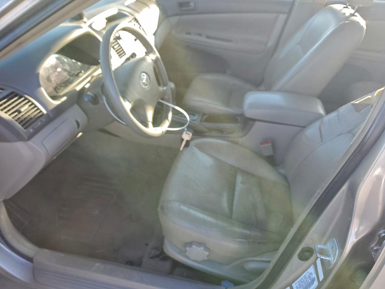 Toyota Camry Le Image 11