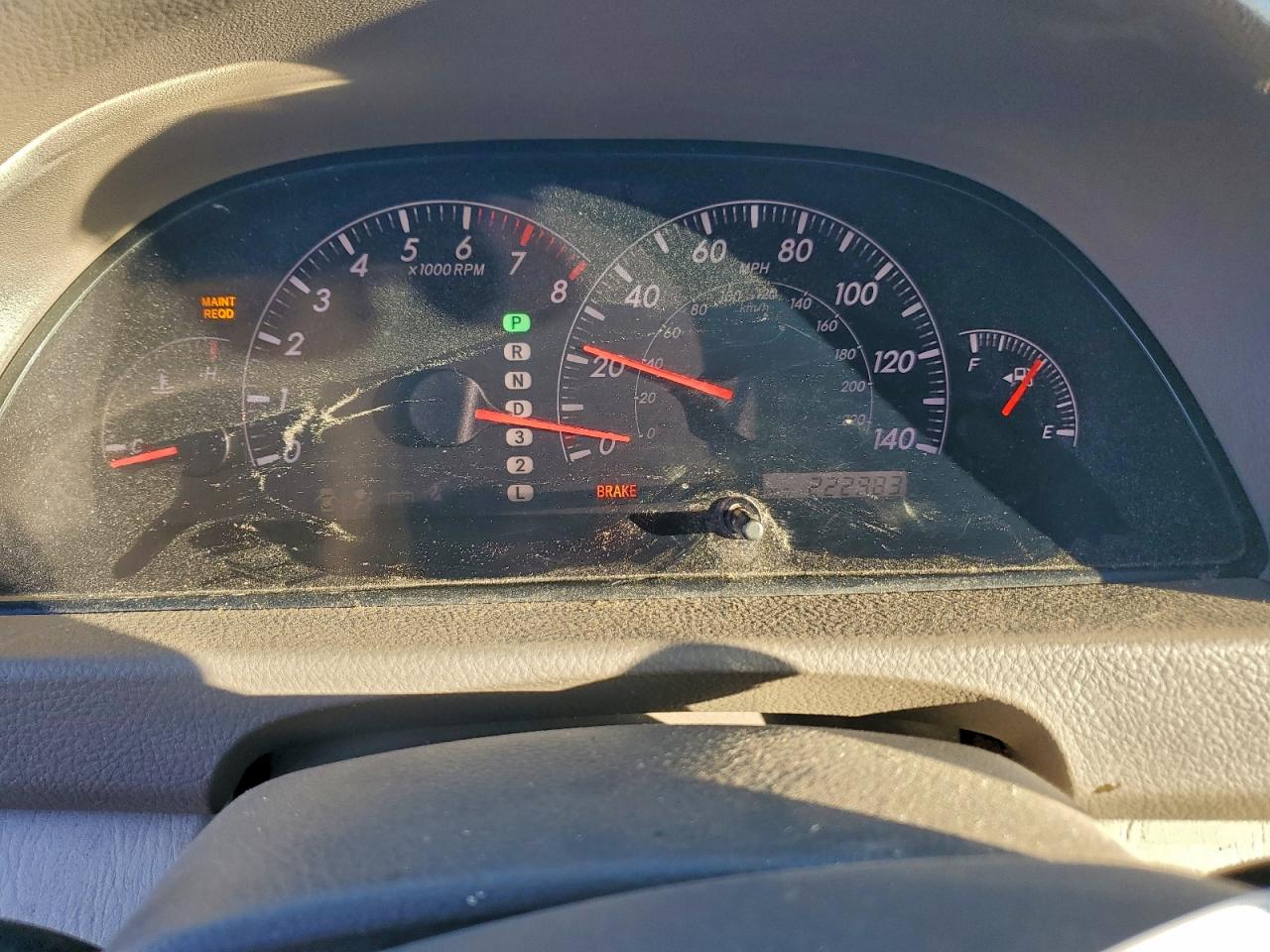 Toyota Camry Le Image 6