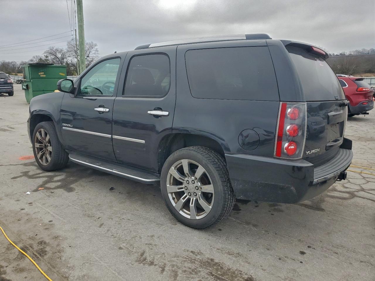 GMC Yukon Denali Image 2