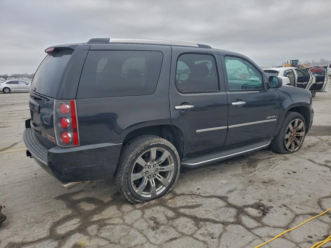 GMC Yukon Denali Image 3