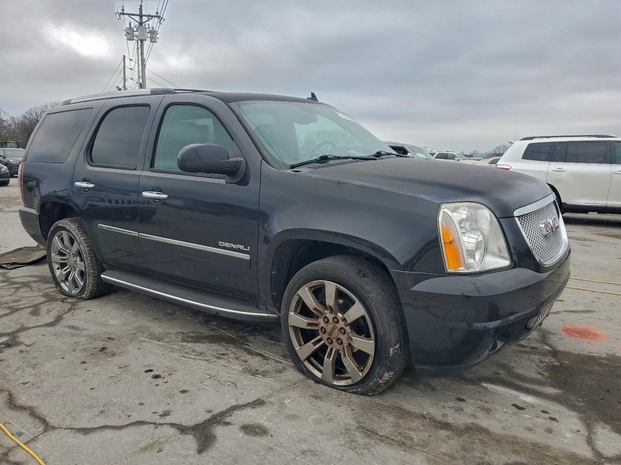 GMC Yukon Denali Image 8