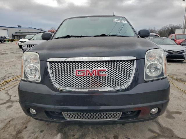 GMC Yukon Denali Image 9