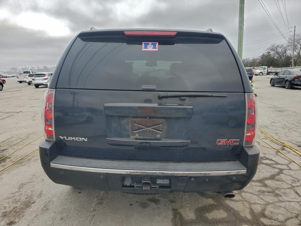 GMC Yukon Denali Image 6
