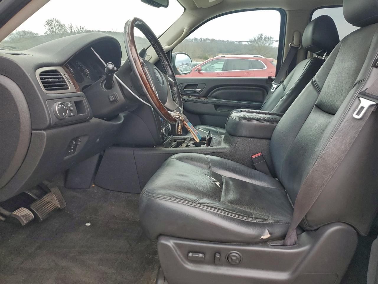 GMC Yukon Denali Image 11