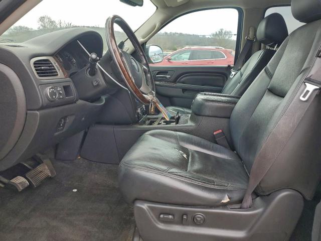 GMC Yukon Denali Image 11