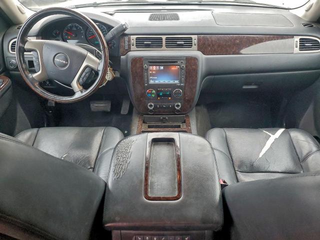 GMC Yukon Denali Image 12