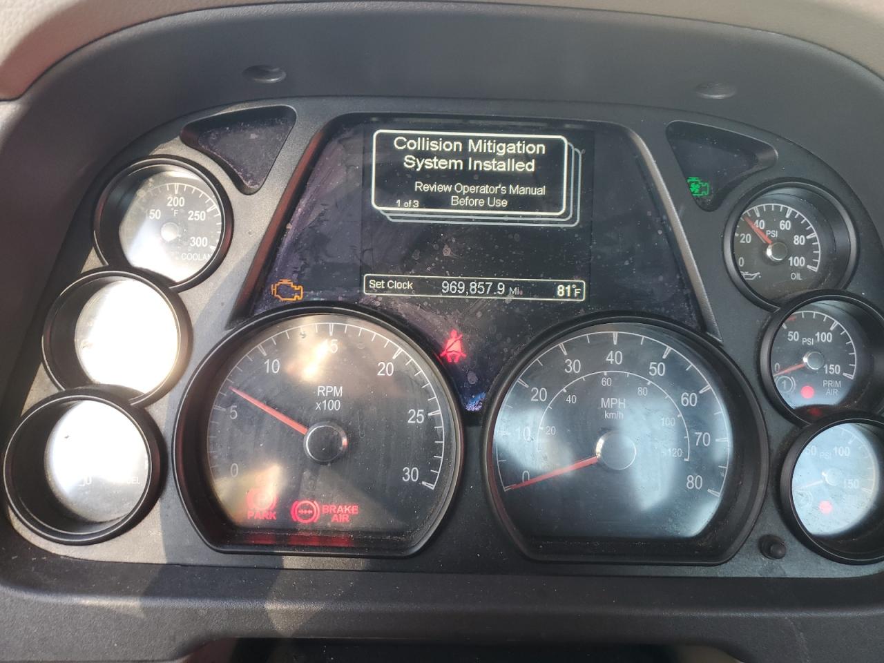 Peterbilt 579 Image 8