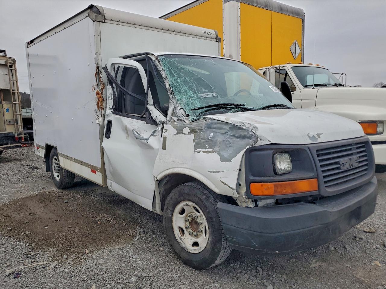 GMC Savana Cutaway G3500 Image 10