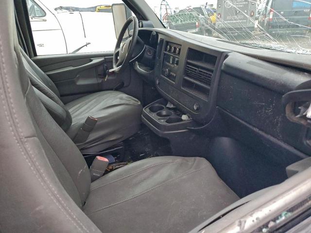 GMC Savana Cutaway G3500 Image 9