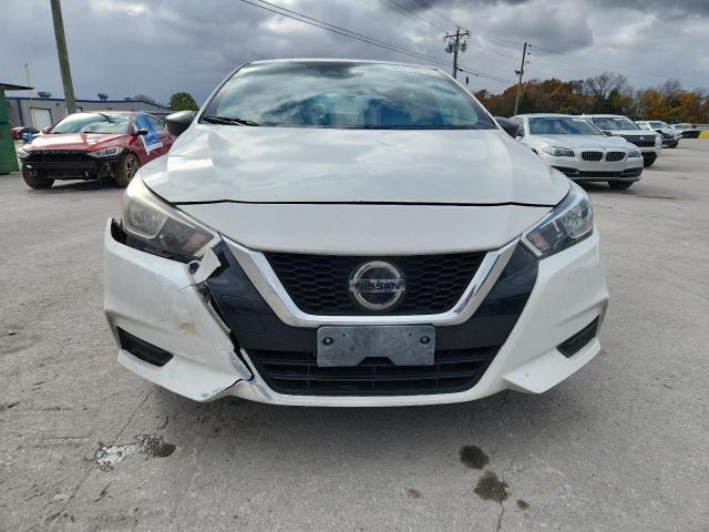 Nissan Versa S Image 6