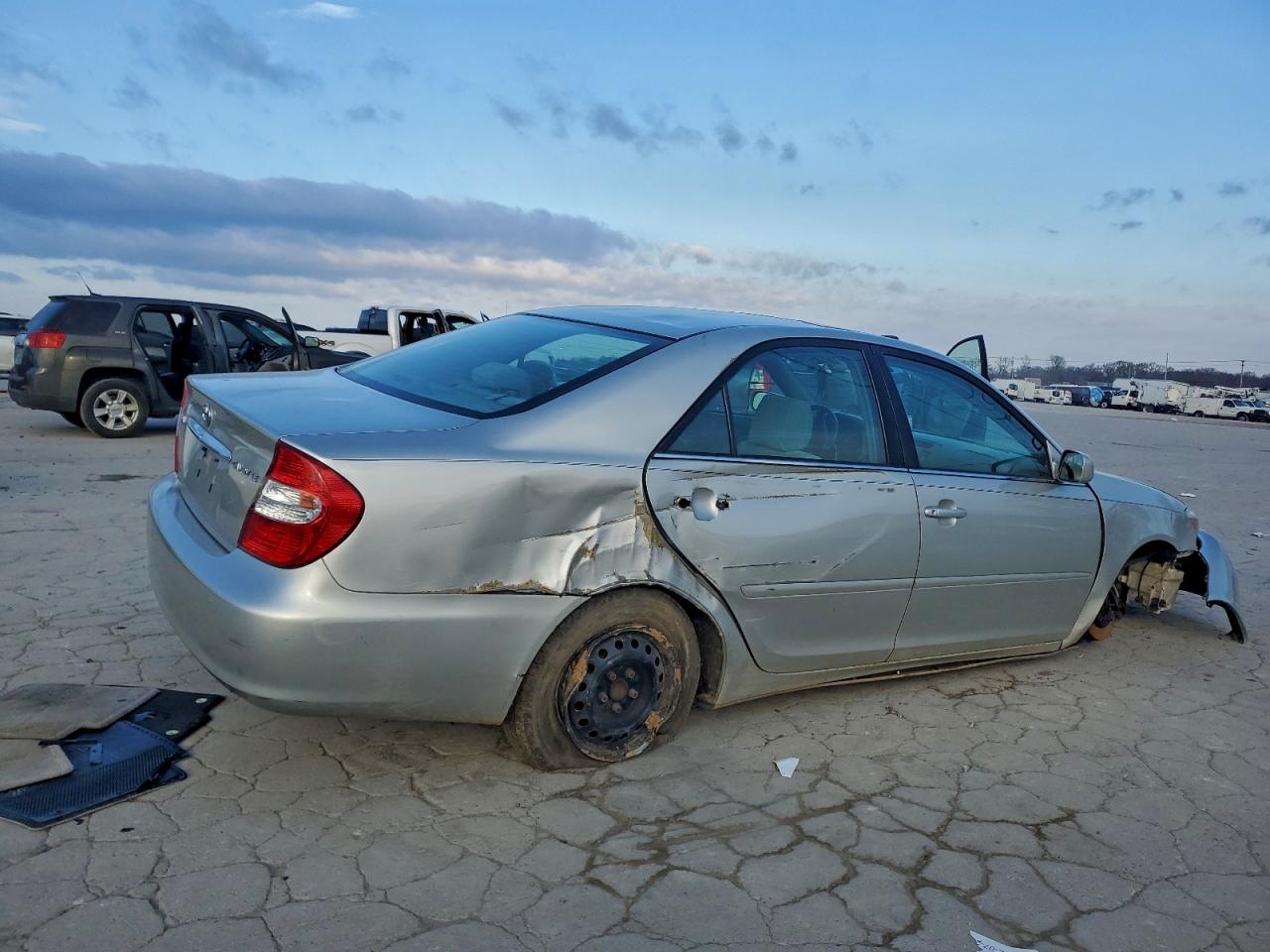 Toyota Camry Le Image 4