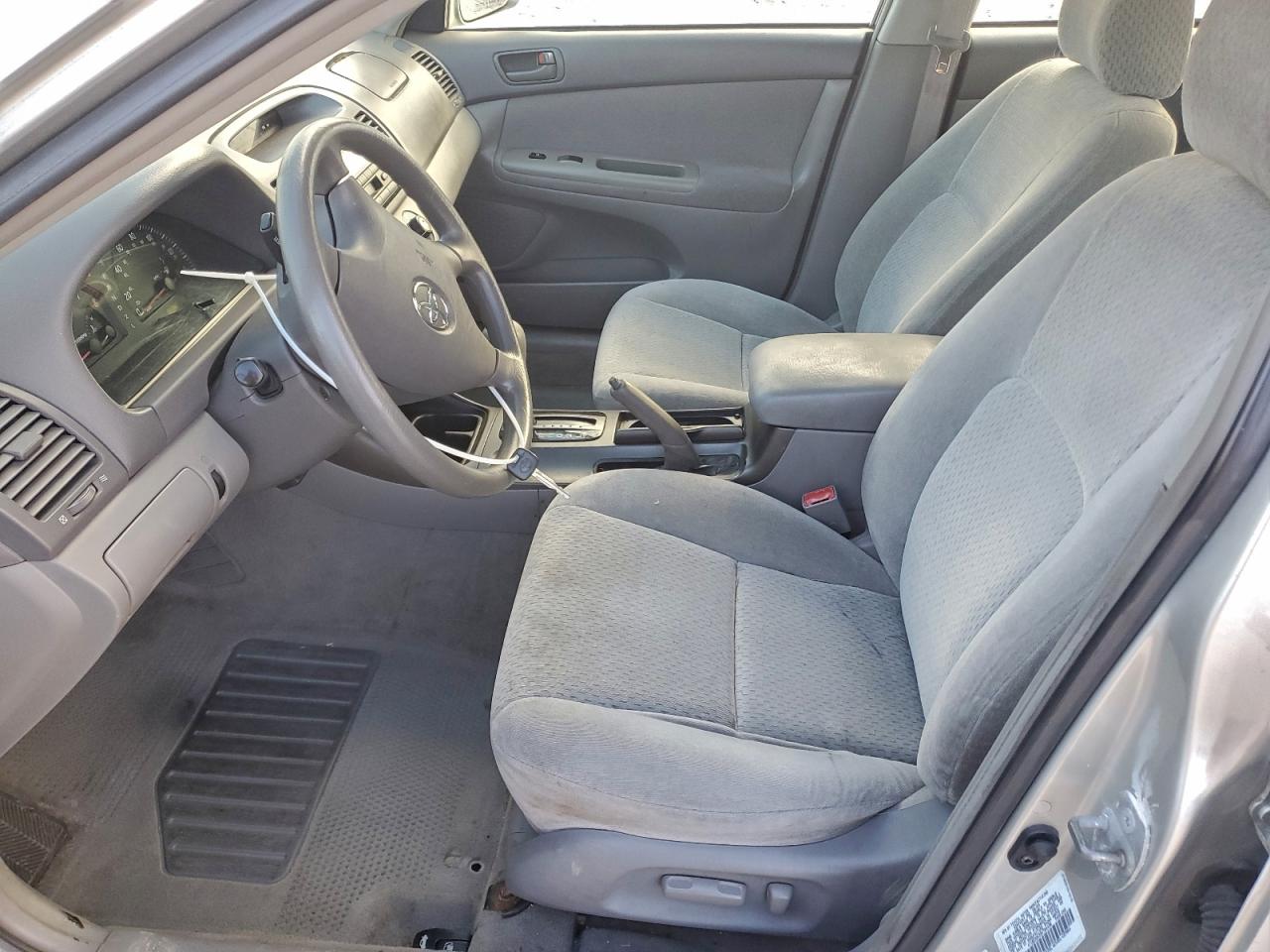 Toyota Camry Le Image 12