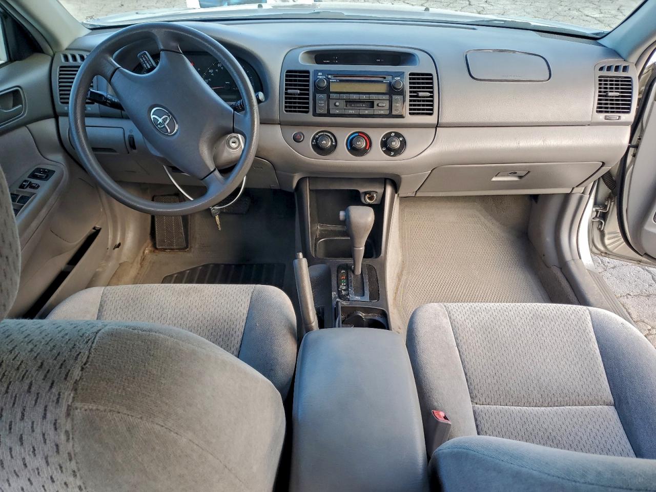 Toyota Camry Le Image 11