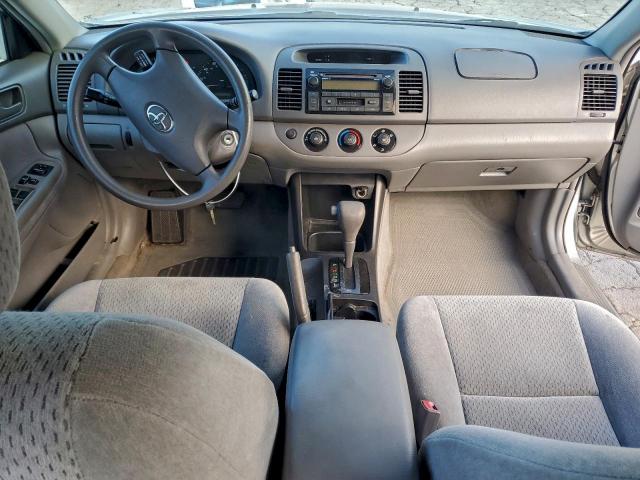 Toyota Camry Le Image 11