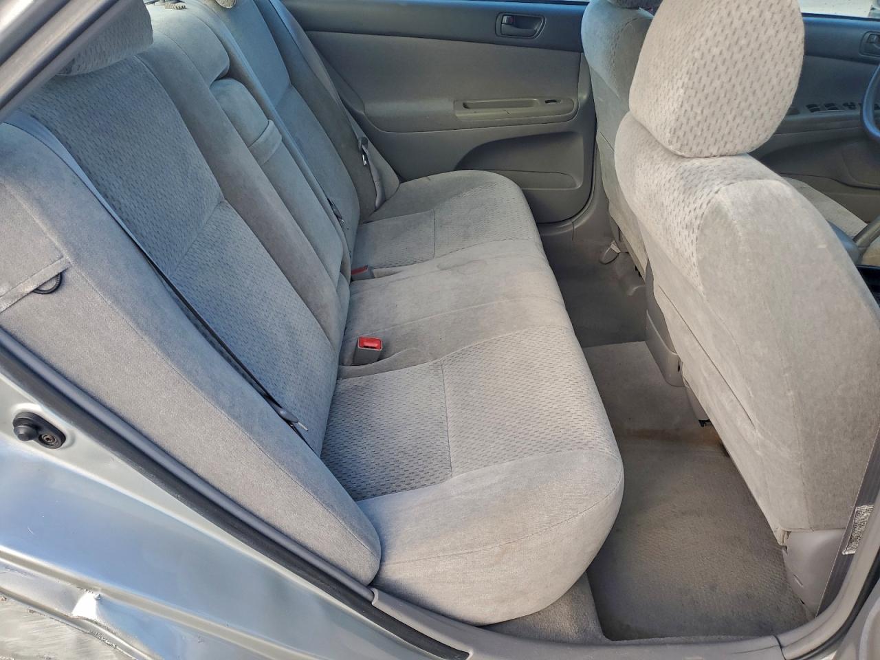 Toyota Camry Le Image 7