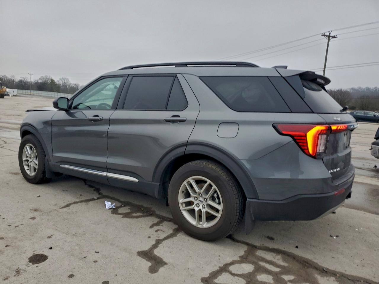 Ford Explorer Active Image 9