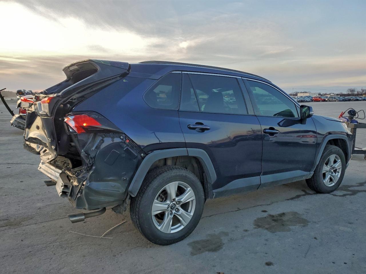 Toyota RAV4 Xle Image 3