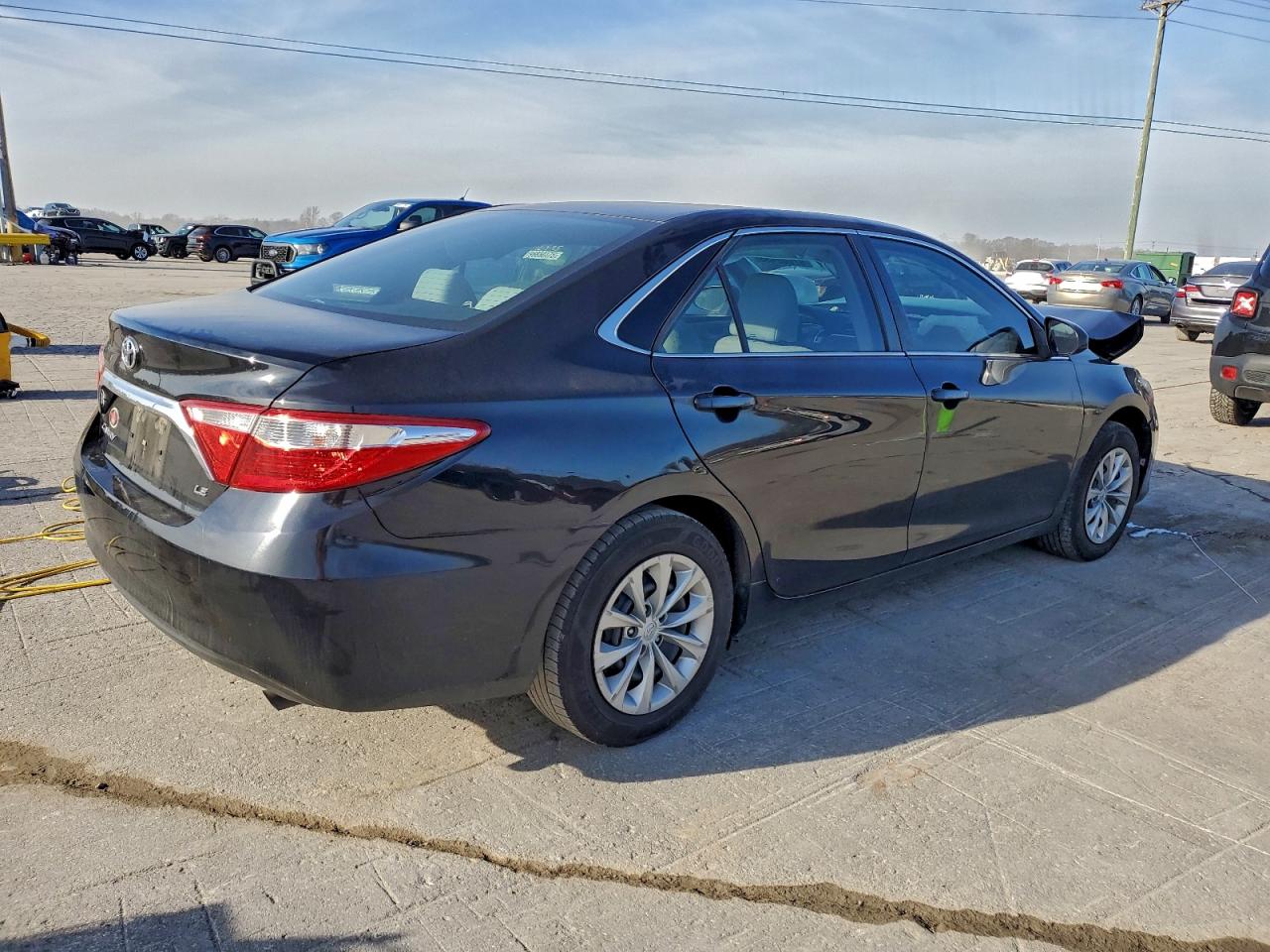 Toyota Camry Le Image 3