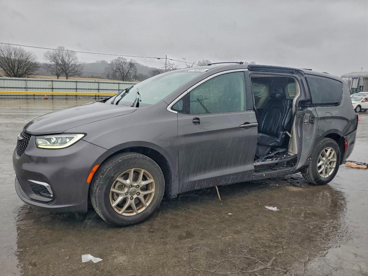 Chrysler Pacifica Touring L Image 1